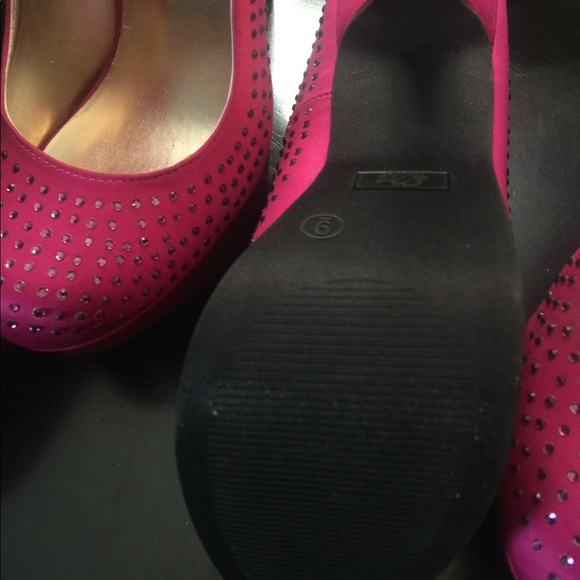SM New York pink satin rhinestone platform pumps - Picture 7 of 8